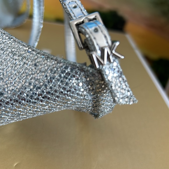 ๐ฅ๐๐๐ MKORS ๐๐ฉ๐๐ซ๐ค๐ฅ๐
Ava Glitter Mid Sandal Retail $110 - Picture 3 of 7